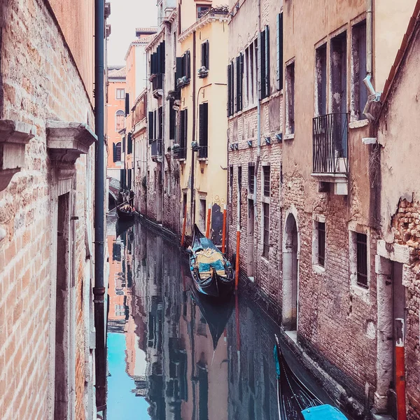 Pequeño canal romántico, edificios antiguos y casas venecianas tradicionales — Foto de Stock