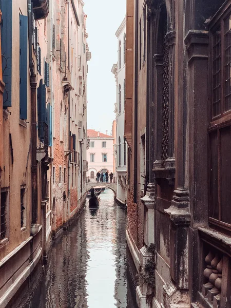 Pequeño canal romántico, edificios antiguos y casas venecianas tradicionales — Foto de Stock