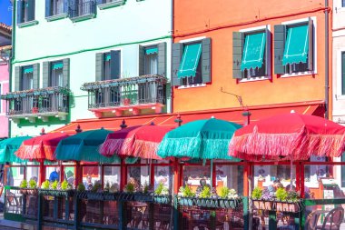 İtalya, Venedik, Mart 2019 - manzara renkli evleri ve dar Kanallar Burano Adası