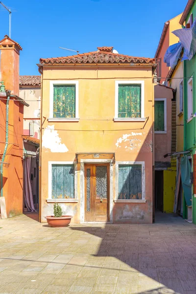 ITALIE, Venise, Mart 2019 - Maisons colorées et canaux étroits dans l'île de Burano — Photo