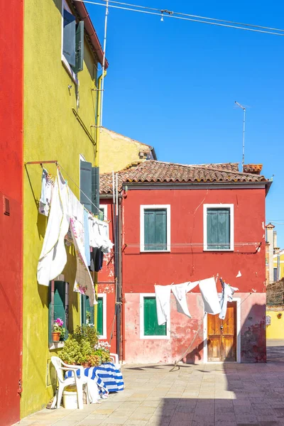 ITALIE, Venise, Mart 2019 - Maisons colorées et canaux étroits dans l'île de Burano — Photo