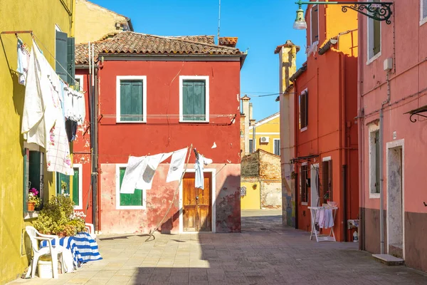 ITALIE, Venise, Mart 2019 - Maisons colorées et canaux étroits dans l'île de Burano — Photo