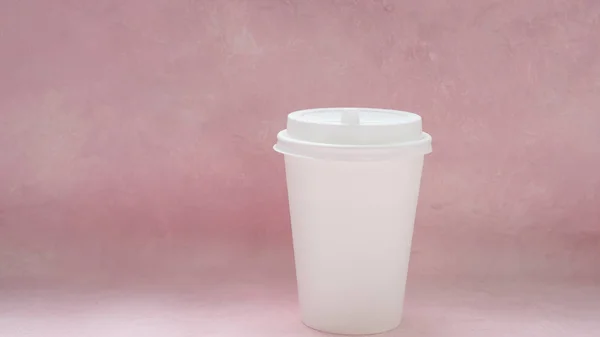 Coffee packing mockup - white paper cup with white cap on light pink background with copy space — Stock Photo, Image