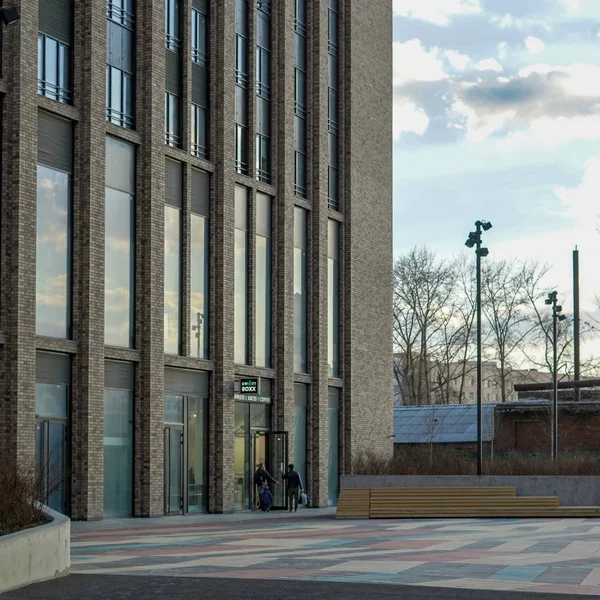 Moskova, Rusya, Nisan 2019 - modern bir konut binasında güzel cephelerin yakın.