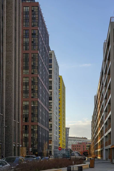 Moscú, Rusia- abril, 2019 - Amplia vista de un edificio alto y moderno con detalles geométricos —  Fotos de Stock