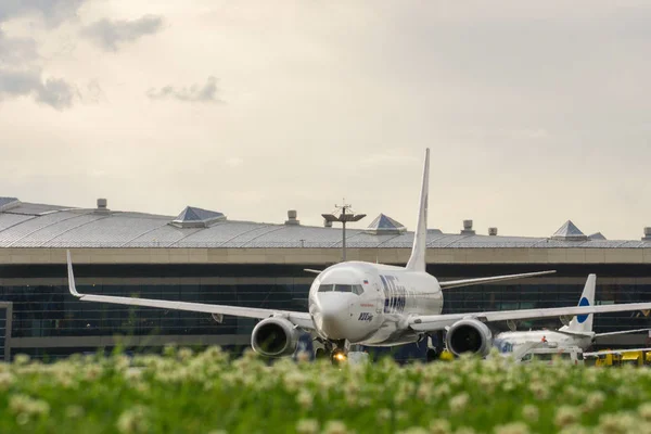 Μόσχα, Ρωσία, 2017 Ιουλίου-Διεθνές Αεροδρόμιο Βνούκοβο. Το λευκό επιβατηγό αεροπλάνο απογειά από το αεροδρόμιο. Μπροστινή θέα αεροπλάνου. — Φωτογραφία Αρχείου
