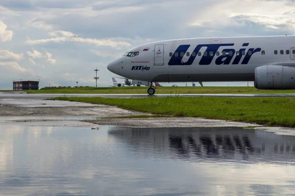 Moskwa, Rosja, 2017 lipca-Vnukovo International Airport. Biały samolot pasażerski starta z pasa startowego lotniska. Widok z przodu samolotu. — Zdjęcie stockowe