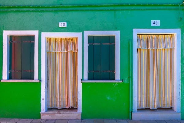 ITÁLIA, Veneza, Mart 2019 - Paisagem casas coloridas e canais estreitos na Ilha de Burano — Fotografia de Stock