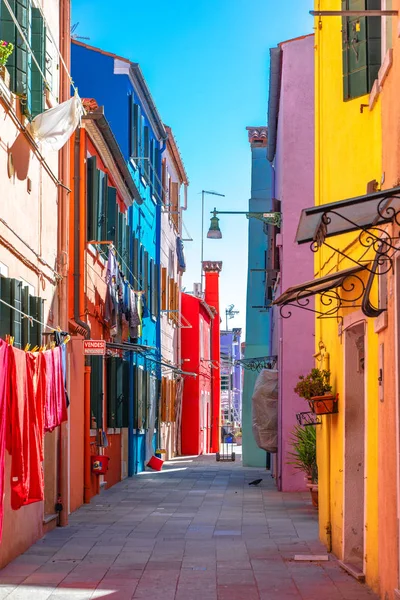 ITALIE, Venise, Mart 2019 - Maisons colorées et canaux étroits dans l'île de Burano — Photo