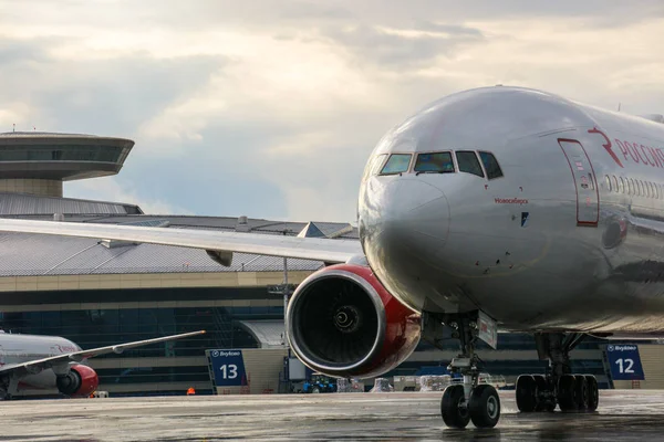 Moskwa, Rosja, 2017 lipca-Vnukovo International Airport. Biały samolot pasażerski starta z pasa startowego lotniska. Widok z przodu samolotu. — Zdjęcie stockowe