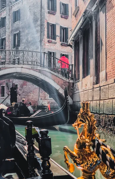 Venedig, Italien, Mart 2019-en gondolier tar turister för en åktur i en gondol — Stockfoto