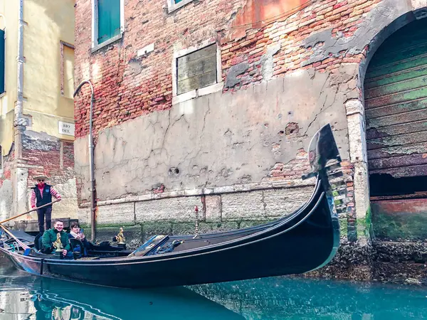 Venise, Italie, Mart 2019 - Un gondolier emmène les touristes faire un tour en gondole — Photo
