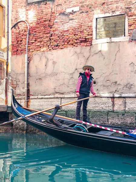 Venise, Italie, Mart 2019 - Un gondolier emmène les touristes faire un tour en gondole — Photo