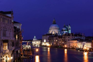 Venedik, İtalya gün batımında altın akşam ışığında Basilica di Santa Maria della Salute güzel görünümü