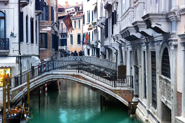 Petit canal romantique, bâtiments anciens et maisons vénitiennes traditionnelles — Photo