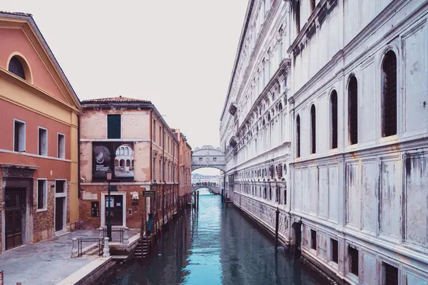 Pequeño canal romántico, edificios antiguos y casas venecianas tradicionales — Foto de Stock