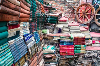 Venedik İtalyası. Mart 2019: Aqua alta kitabevi, ikinci el kitap satın almak için yer