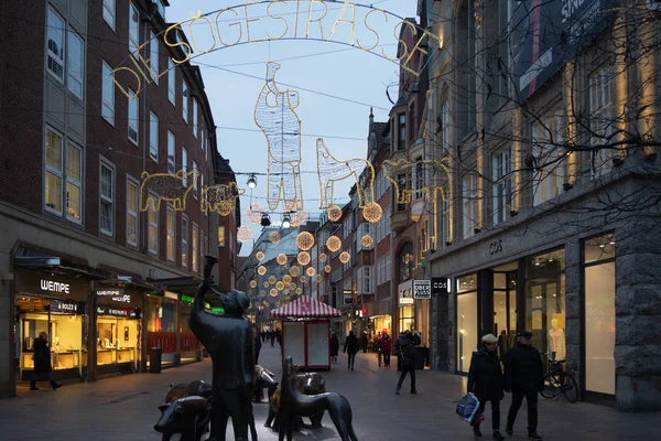 Bremen, Németország, January, 2019-színes házak karácsonyi díszítéssel és fények történelmi Schnoorviertel — Stock Fotó