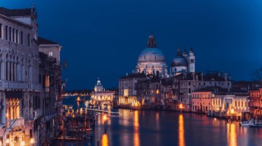Venedik, İtalya gün batımında altın akşam ışığında Basilica di Santa Maria della Salute güzel görünümü