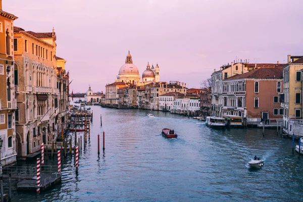 Belle vue sur la basilique Santa Maria della Salute en lumière du soir dorée au coucher du soleil à Venise, Italie — Photo