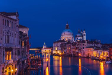 Venedik, İtalya gün batımında altın akşam ışığında Basilica di Santa Maria della Salute güzel görünümü