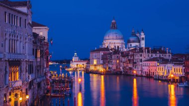 Venedik, İtalya gün batımında altın akşam ışığında Basilica di Santa Maria della Salute güzel görünümü