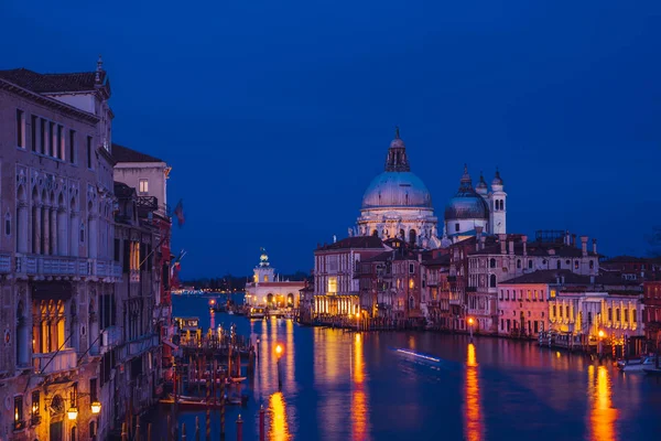 Venedik, İtalya gün batımında altın akşam ışığında Basilica di Santa Maria della Salute güzel görünümü