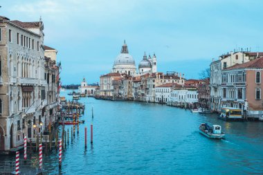 Venedik, İtalya gün batımında altın akşam ışığında Basilica di Santa Maria della Salute güzel görünümü