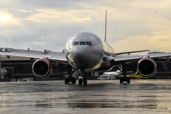 ロシア、モスクワ、2017年7月 - ヴヌーコヴォ国際空港、離陸準備 — ストック写真