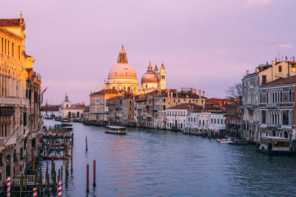 Belle vue sur la basilique Santa Maria della Salute en lumière du soir dorée au coucher du soleil à Venise, Italie — Photo