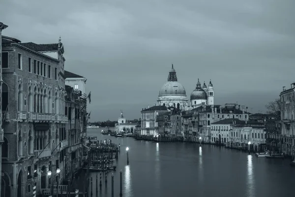 Krásný výhled na baziliku Santa Maria della Salutát ve zlatém večerním světle při západu slunce v Benátkách, Itálie — Stock fotografie