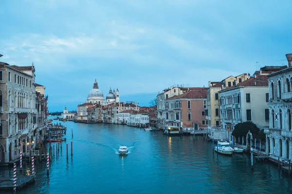 Belle vue sur la basilique Santa Maria della Salute en lumière du soir dorée au coucher du soleil à Venise, Italie — Photo