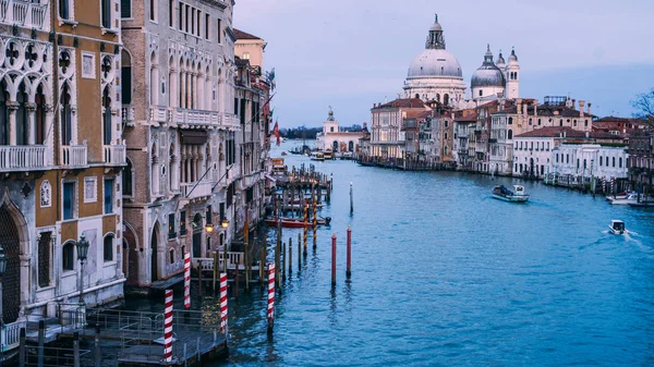 Hermosa vista de la Basílica de Santa Maria della Salute en la luz dorada de la tarde al atardecer en Venecia, Italia — Foto de Stock