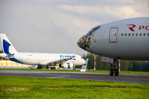 Rosja, Moskwa, 2017 lipca-Vnukovo International Airport, przygotowanie do startu — Zdjęcie stockowe