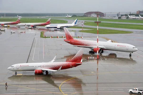 Rosja, Moskwa, 2017 lipca-Vnukovo International Airport, przygotowanie do startu — Zdjęcie stockowe