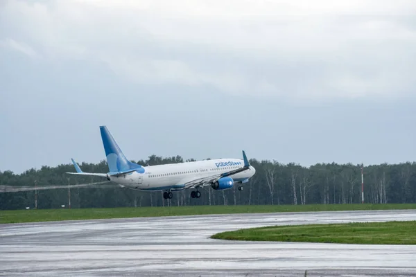 Rosja, Moskwa, 2017 lipca-Vnukovo International Airport, przygotowanie do startu — Zdjęcie stockowe