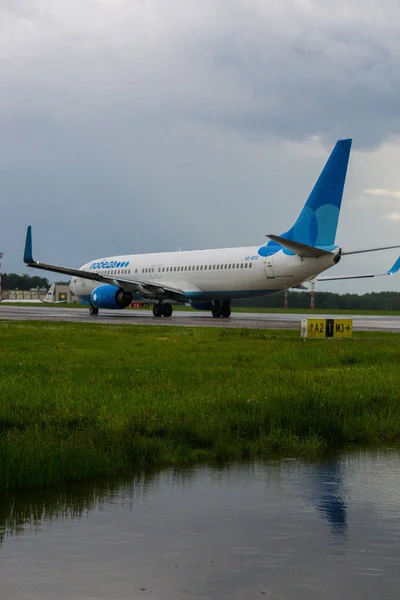 Rosja, Moskwa, 2017 lipca-Vnukovo International Airport, przygotowanie do startu — Zdjęcie stockowe