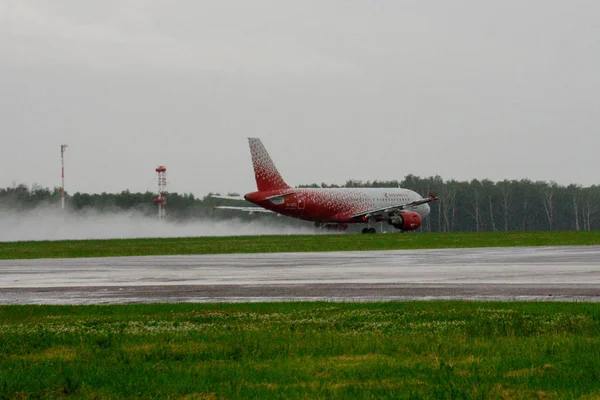 Rosja, Moskwa, 2017 lipca-Vnukovo International Airport, przygotowanie do startu — Zdjęcie stockowe