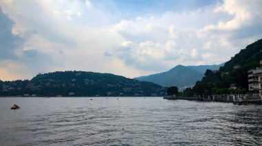 Büyük güzel göl, Como gölü, İtalya üzerinde görünümü. Yaz bulutlu görünümü.