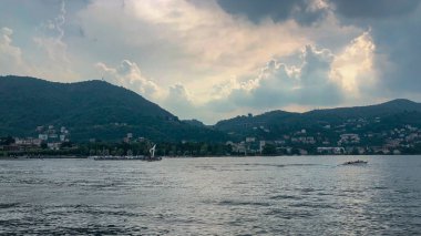 Büyük güzel göl, Como gölü, İtalya üzerinde görünümü. Yaz bulutlu görünümü.