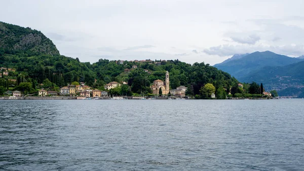 Vista sul lago di Como, Como, Italia. Estate vista nuvolosa . — Foto Stock