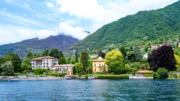 Vista por encima de gran lago hermoso, lago Como, Italia. Vista nublada de verano . Fotos de stock libres de derechos