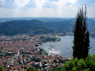 Büyük güzel göl, Como gölü, İtalya üzerinde görünümü. Yaz bulutlu görünümü.