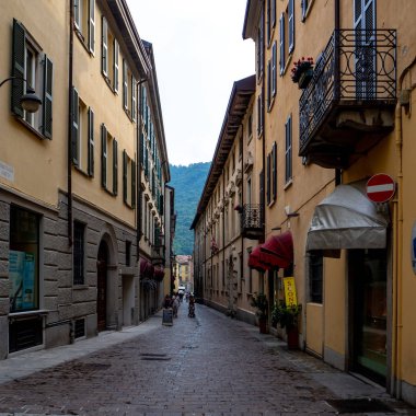 Como, İtalya - Mayıs, 2018: Como şehrinin rahat sokaklarında insanlar