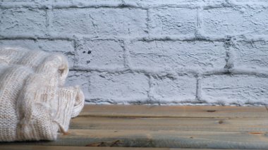 Beyaz arka planda katlanmış örme ekose. Sıcak ve rahat ev, afiş, seçilen odak