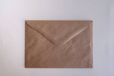 Beyaz arka plan ve vinyet tonu üzerinde kahverengi zarfları. Noel geçmişi. Düz yatıyordu, üst görünüm, kopya alanı. 