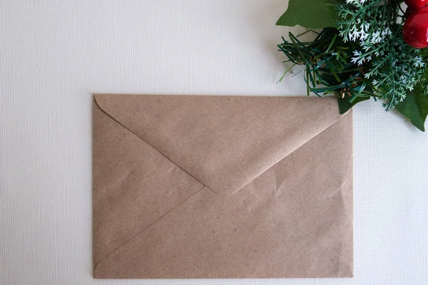 Enveloppe marron sur fond blanc et ton vignette. Fond de Noël. Pose plate, vue du dessus, espace de copie . — Photo