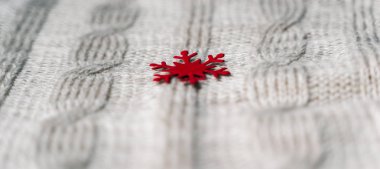 Kırmızı kağıt kar tanesi ile güzel açık gri örme desen, örme eşarp yakın. Örme arka plan, afiş