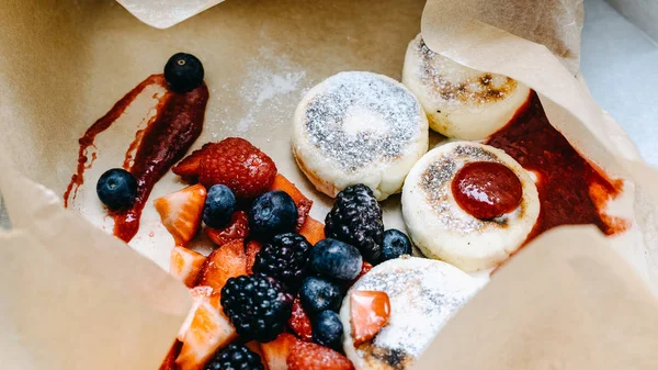 Taze ahududu, yaban mersini, çilek, sos ve şeker, seçici odak, afiş ile hizmet veren ev yapımı krep