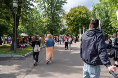 Moskova, Rusya - Ağustos, 2018: Açık hava festivalinde yürüyen insanlar- Moskova'da Veter Yaz Festivali